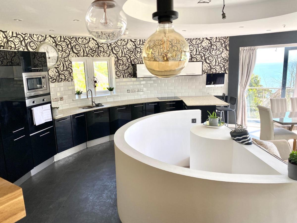 One Of The Best Properties In Lyme! Breathtaking Views Across The Whole Bay. 3 Stories With 2 Tier Veranda Around The Property. Sleeps 6 Lyme Regis Kültér fotó