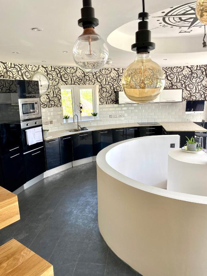 One Of The Best Properties In Lyme! Breathtaking Views Across The Whole Bay. 3 Stories With 2 Tier Veranda Around The Property. Sleeps 6 Lyme Regis Kültér fotó