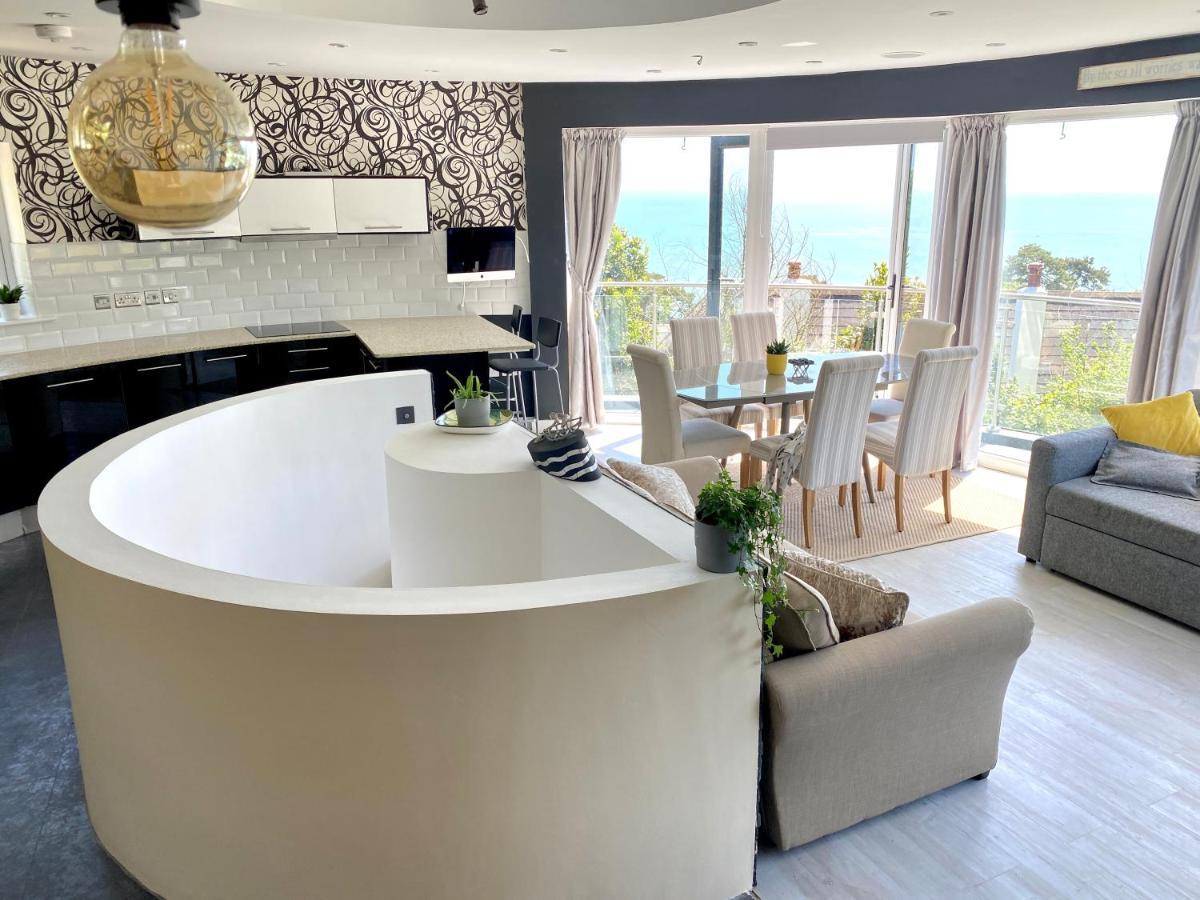 One Of The Best Properties In Lyme! Breathtaking Views Across The Whole Bay. 3 Stories With 2 Tier Veranda Around The Property. Sleeps 6 Lyme Regis Kültér fotó