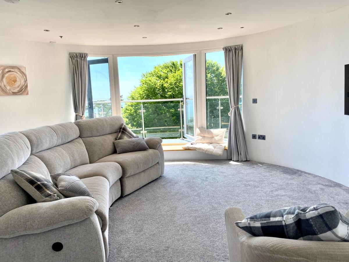 One Of The Best Properties In Lyme! Breathtaking Views Across The Whole Bay. 3 Stories With 2 Tier Veranda Around The Property. Sleeps 6 Lyme Regis Kültér fotó