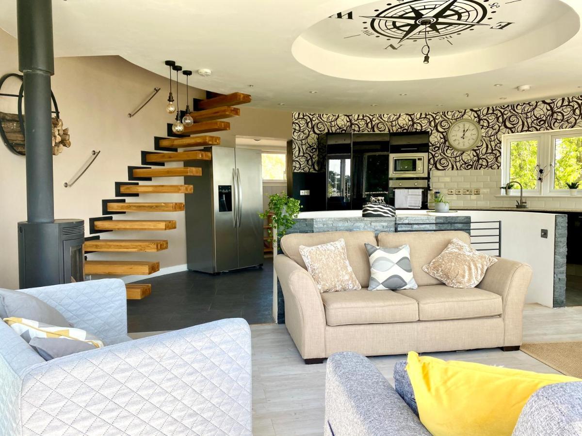 One Of The Best Properties In Lyme! Breathtaking Views Across The Whole Bay. 3 Stories With 2 Tier Veranda Around The Property. Sleeps 6 Lyme Regis Kültér fotó