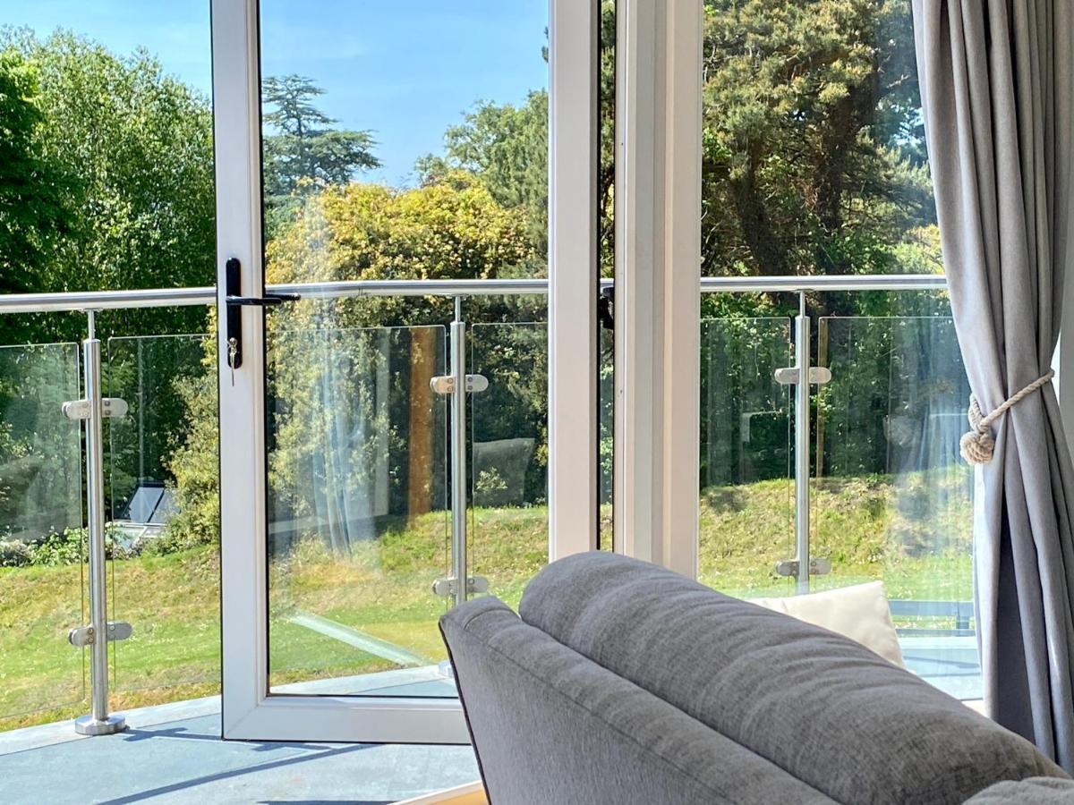 One Of The Best Properties In Lyme! Breathtaking Views Across The Whole Bay. 3 Stories With 2 Tier Veranda Around The Property. Sleeps 6 Lyme Regis Kültér fotó